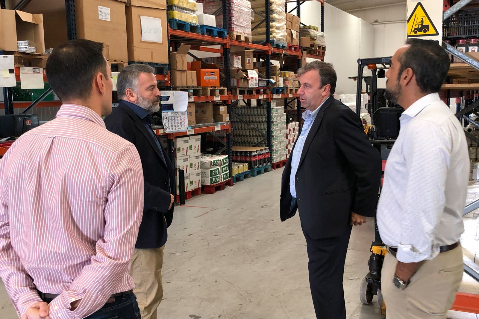 En el centro de la imagen, Rafael Fernández, junto a un alto cargo de la Junta de Andalucía.