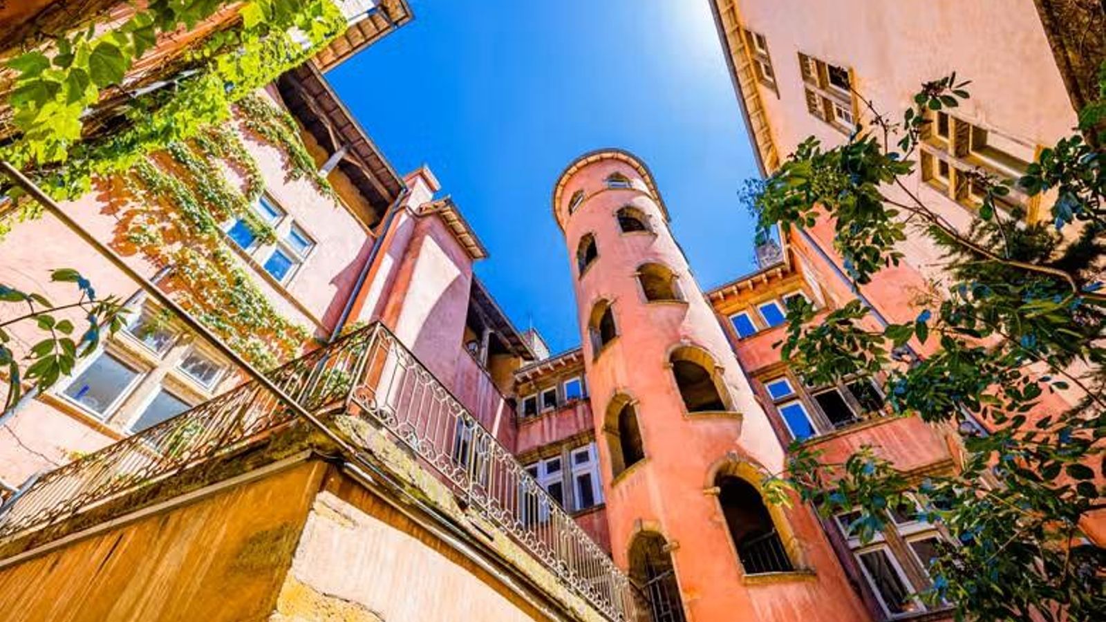 Traboule de la Tour Rouse en Lyon.