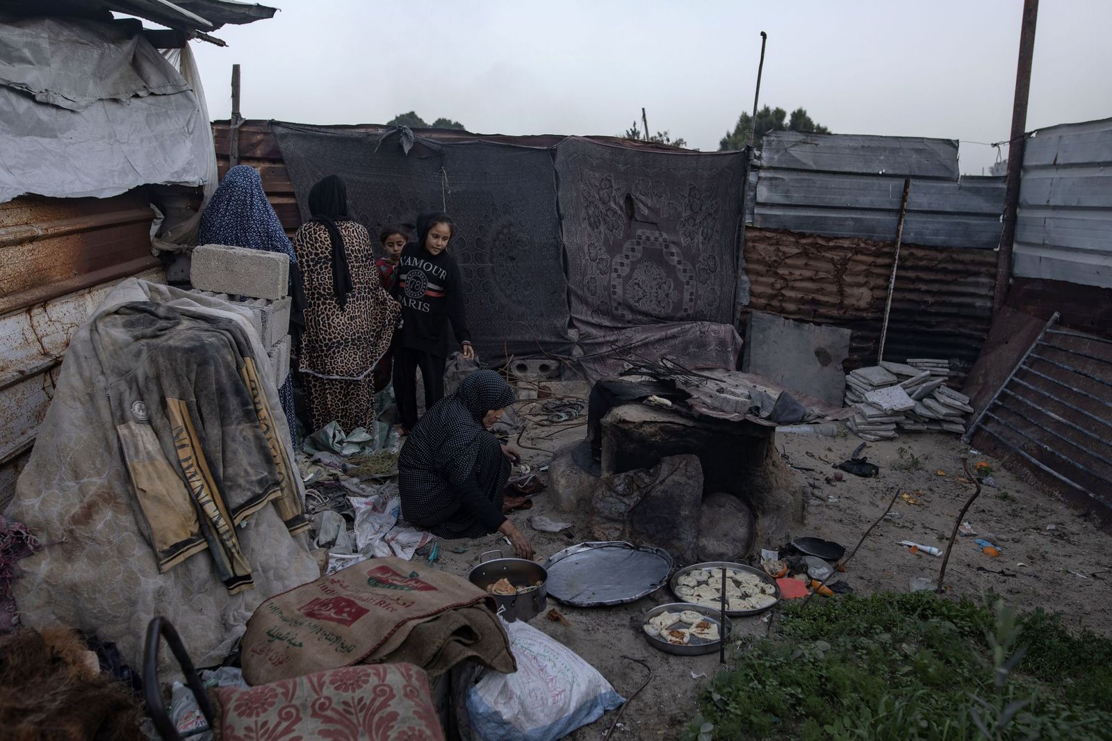 Una familia en el campo de refugiados de Jan Yunis.