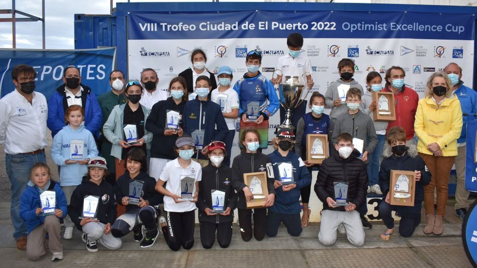 La foto de familia de todos los premiados.