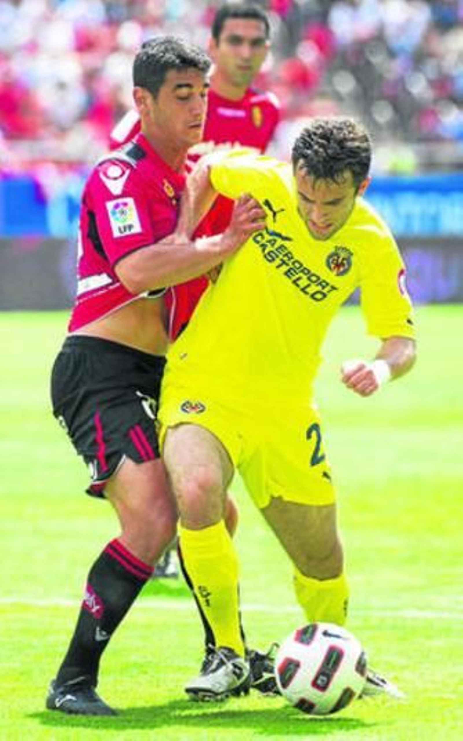 El local Pau Cendrós trata de frenar el avance de Rossi.