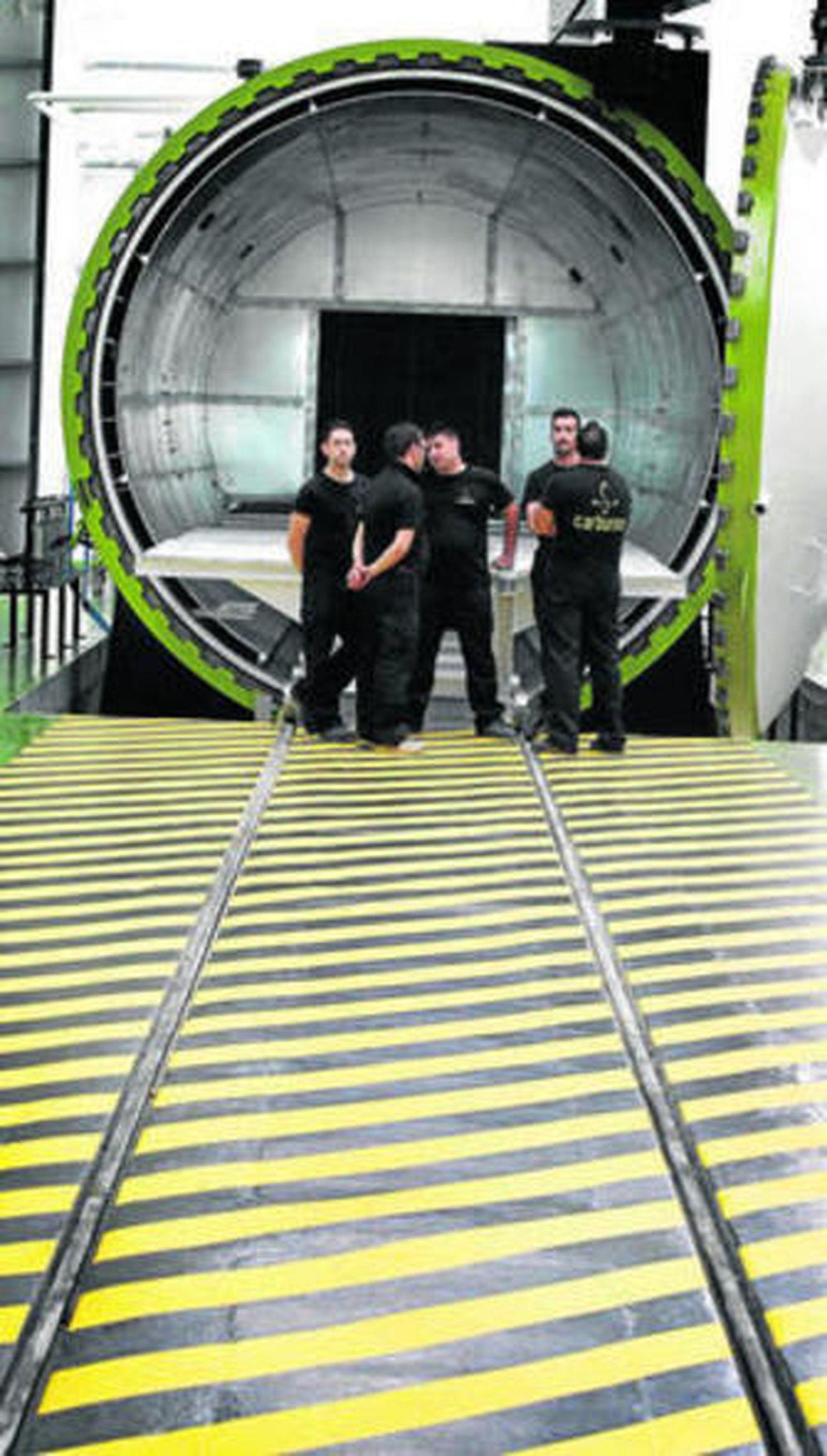 Trabajadores en la planta de Carbures en Jerez.