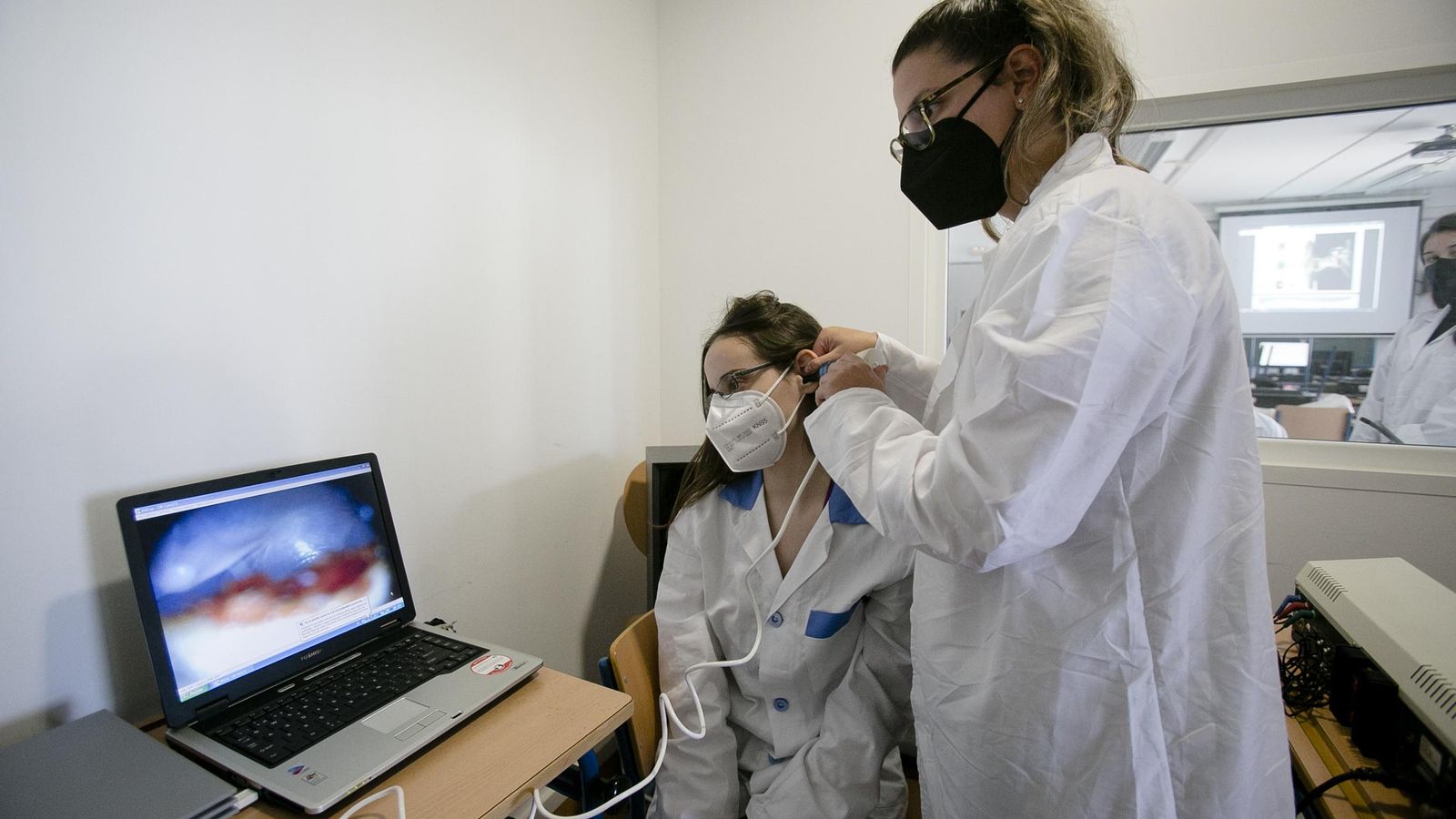 Dos alumnas de Audiología protésica del IES Cornelio Balbo.
