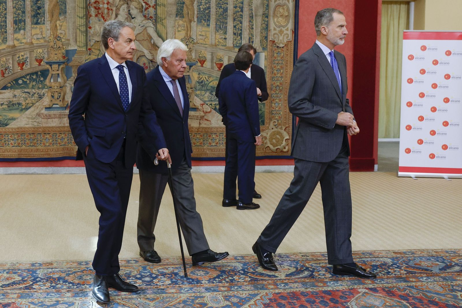José Luis Rodríguez Zapatero, con Felipe González y el Rey en la reunión del patronato del Instituto Elcano