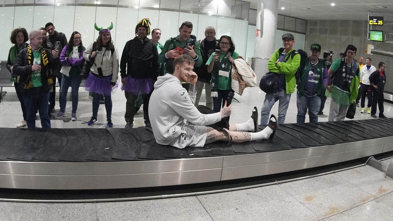 Alegría y éxtasis en la llegada del Unicaja al aeropuerto