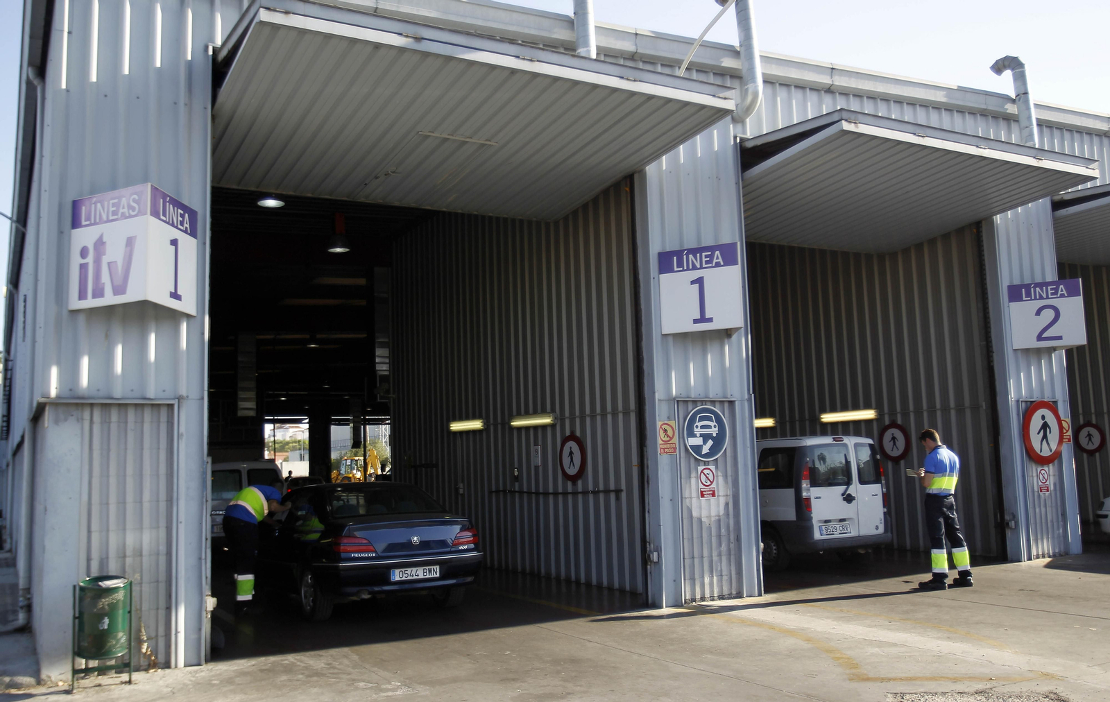 Una imagen de dos operarios trabajando en el centro de inspección de vehículos de Gelves.