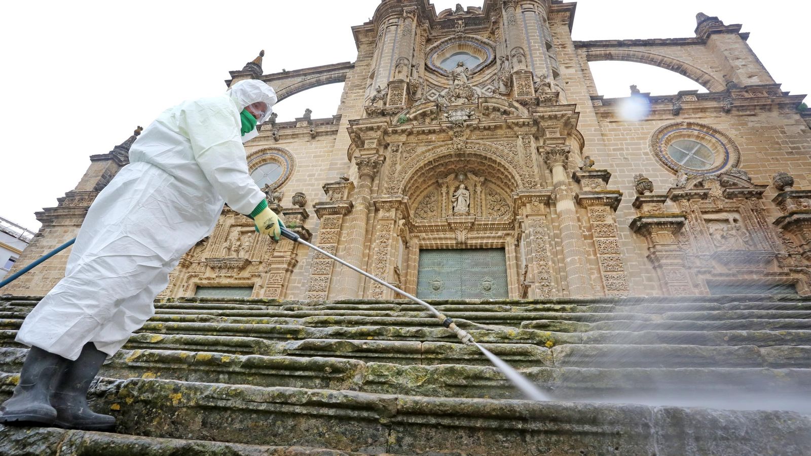Un operario municipal desinfecta la escalinata de la Catedral de Jerez.