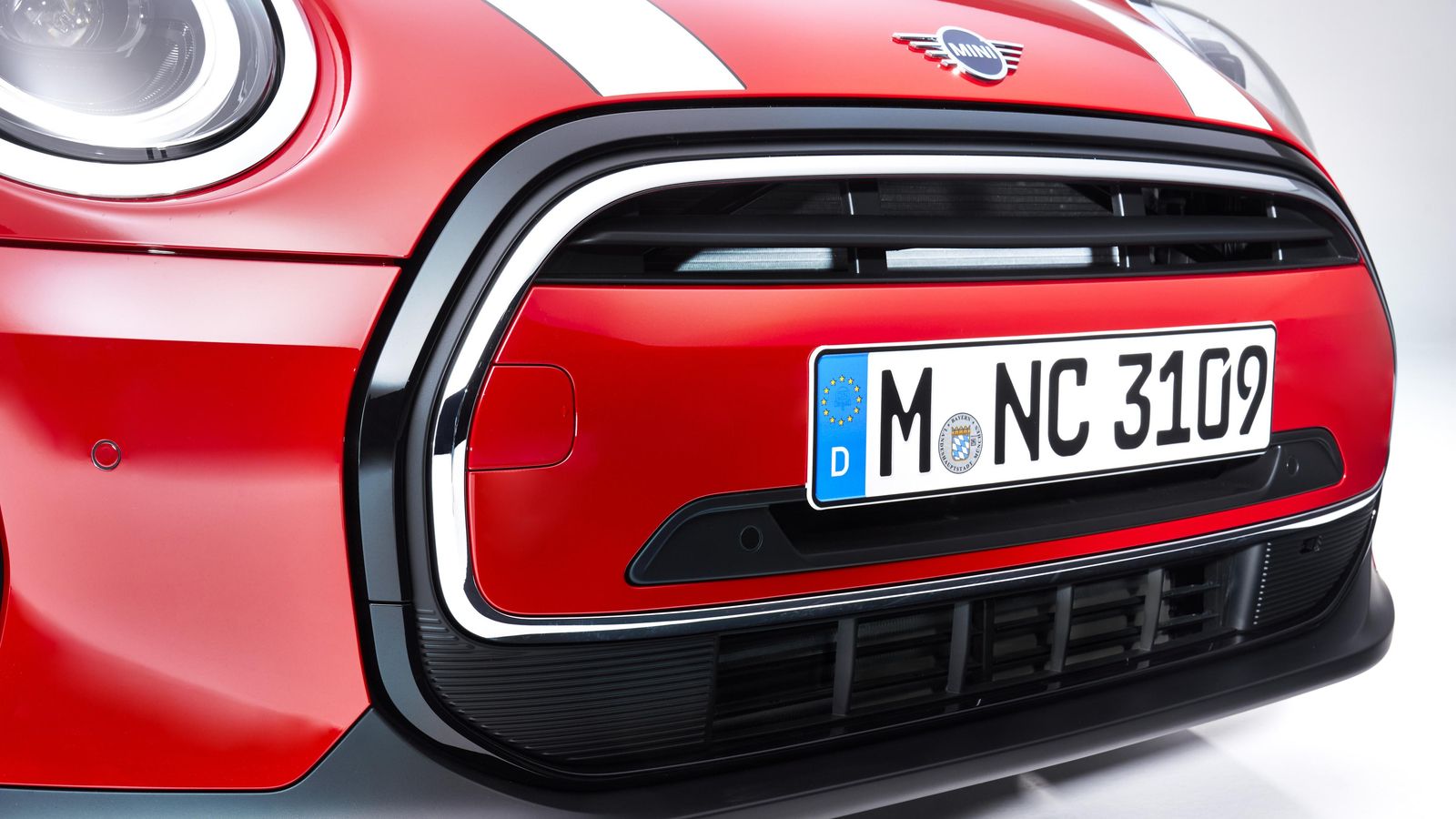 La franja sobre la que se sitúa la matrícula es ahora del color de la carrocería.