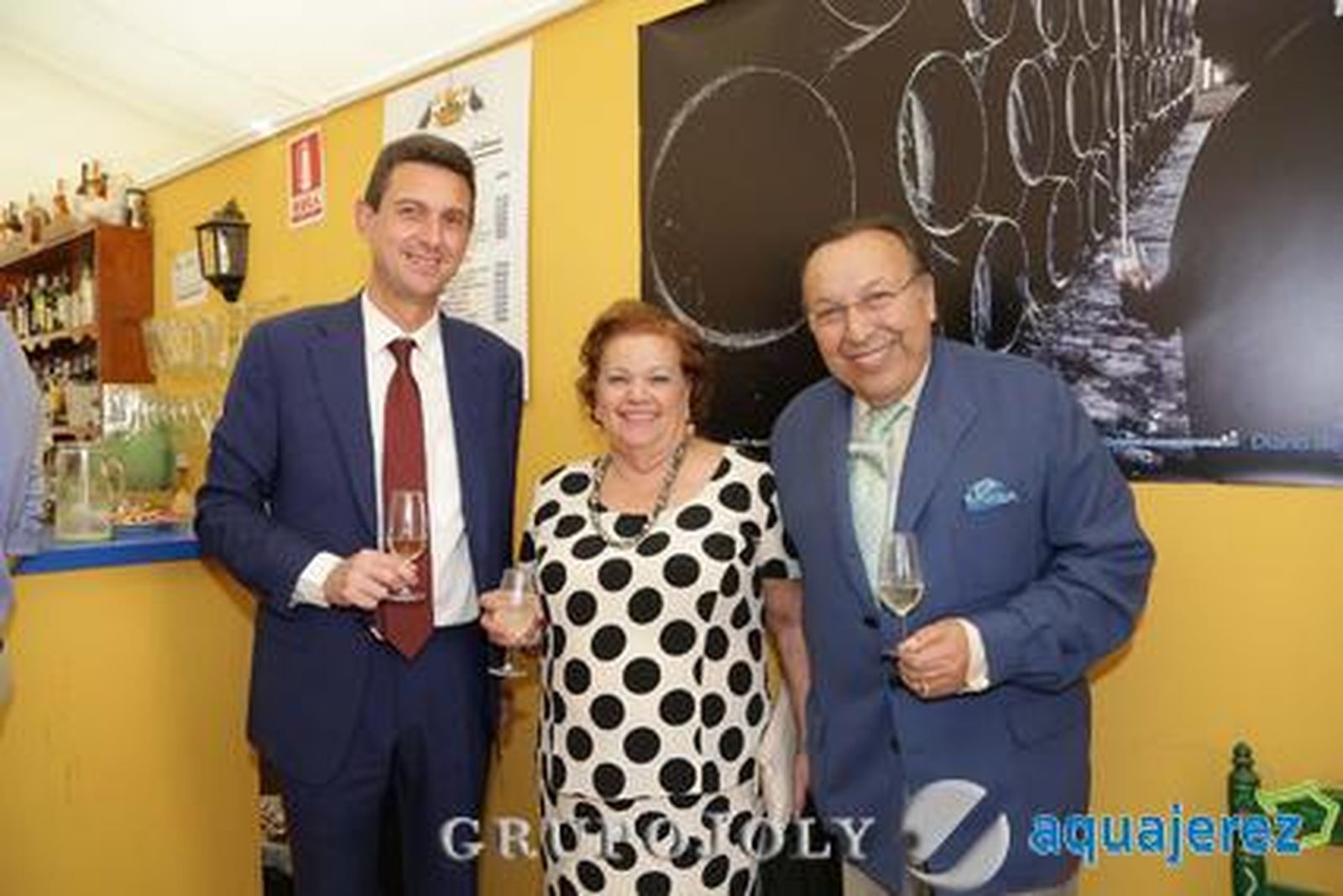 Miguel Berraquero brinda en la Feria junto al guitarrista jerezano Paco Cepero y su mujer, Chari.

Foto: Manuel Aranda