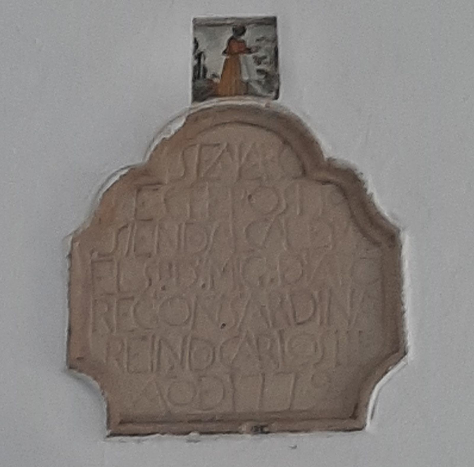 Inscripción de la ampliación del edificio (1779).