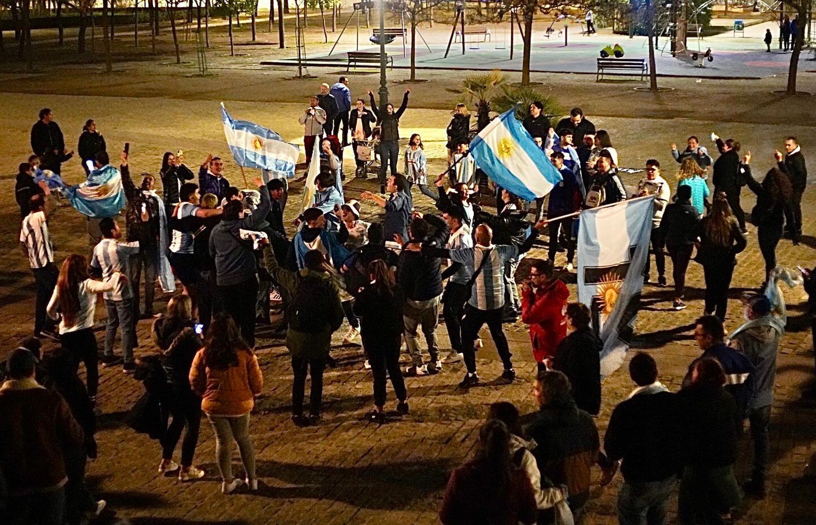 Así celebra Granada que la Argentina de Messi es campeón del mundo de fútbol