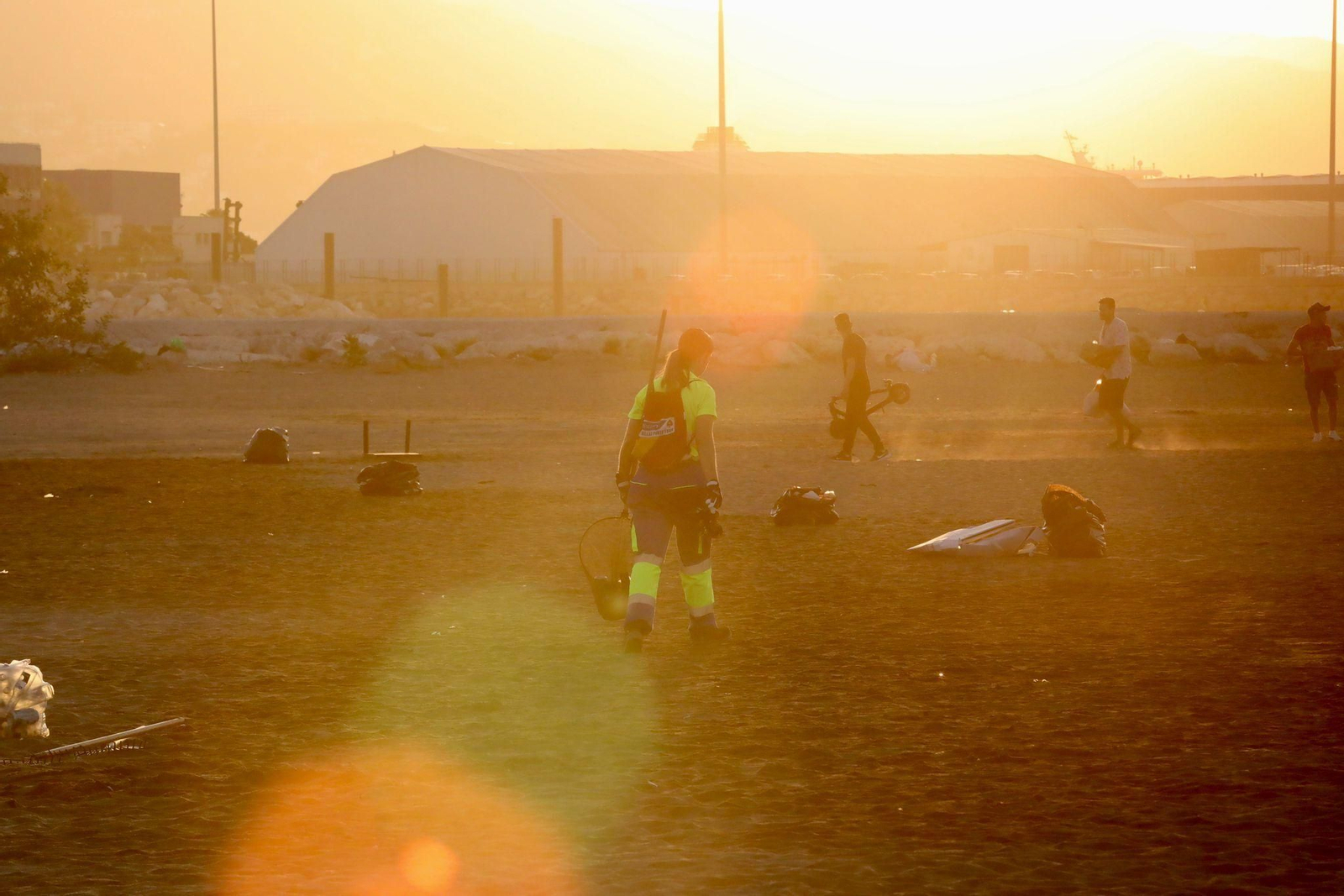 La 'resaca' de la Noche de San Juan en la playa de Huelin en Málaga La 'resaca' de la Noche de San Juan en la playa de Huelin en Málaga
