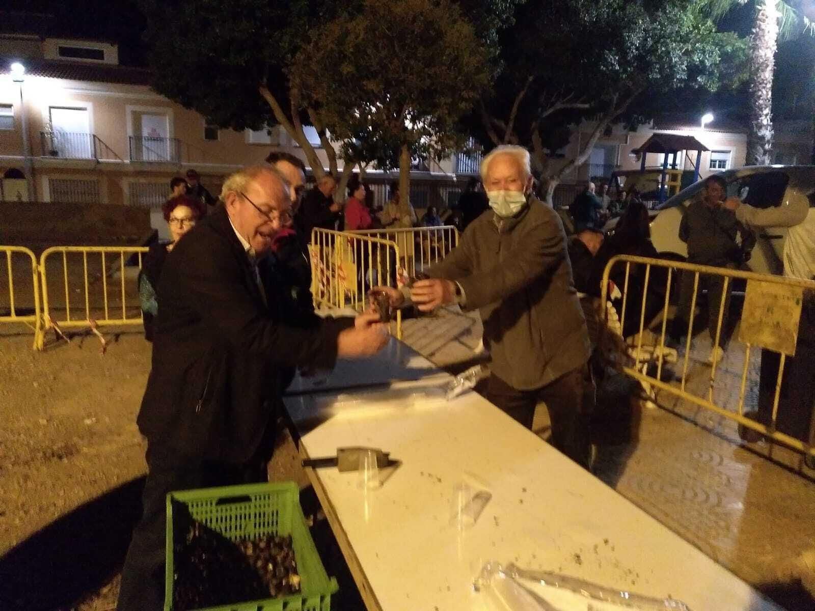 El alcalde participó activamente en la castañada.
