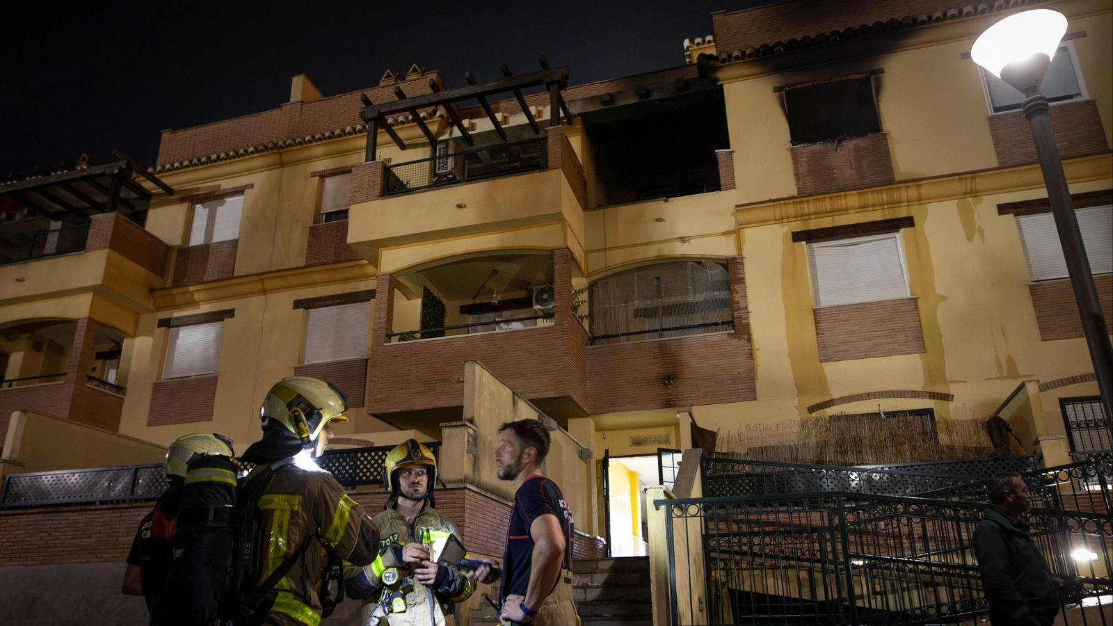 Los Bomberos de Granada junto a la vivienda en la que se produjo la explosión en Atarfe