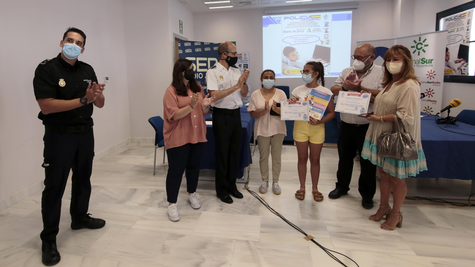 Premios del concurso escolar de infografías sobre riesgos de internet de Diario de Jerez y Policia Nacional