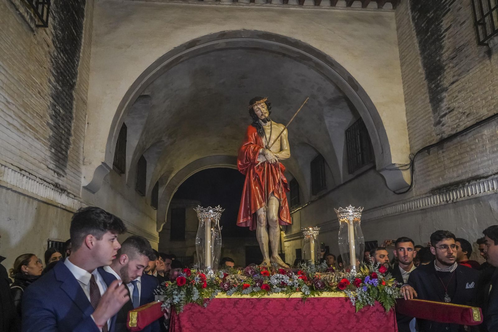 El Señor de la Sentencia, en vía crucis, a los pies de la Alhambra