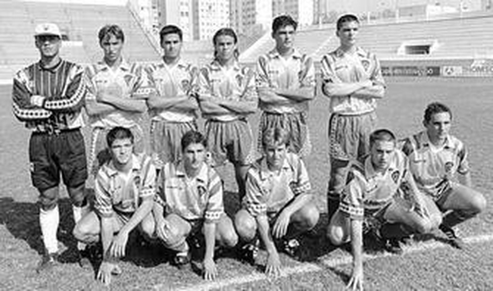 Juanito (de pie, tercero por la izquierda), justo encima de Canito en una formación del Cádiz B 1995-96.