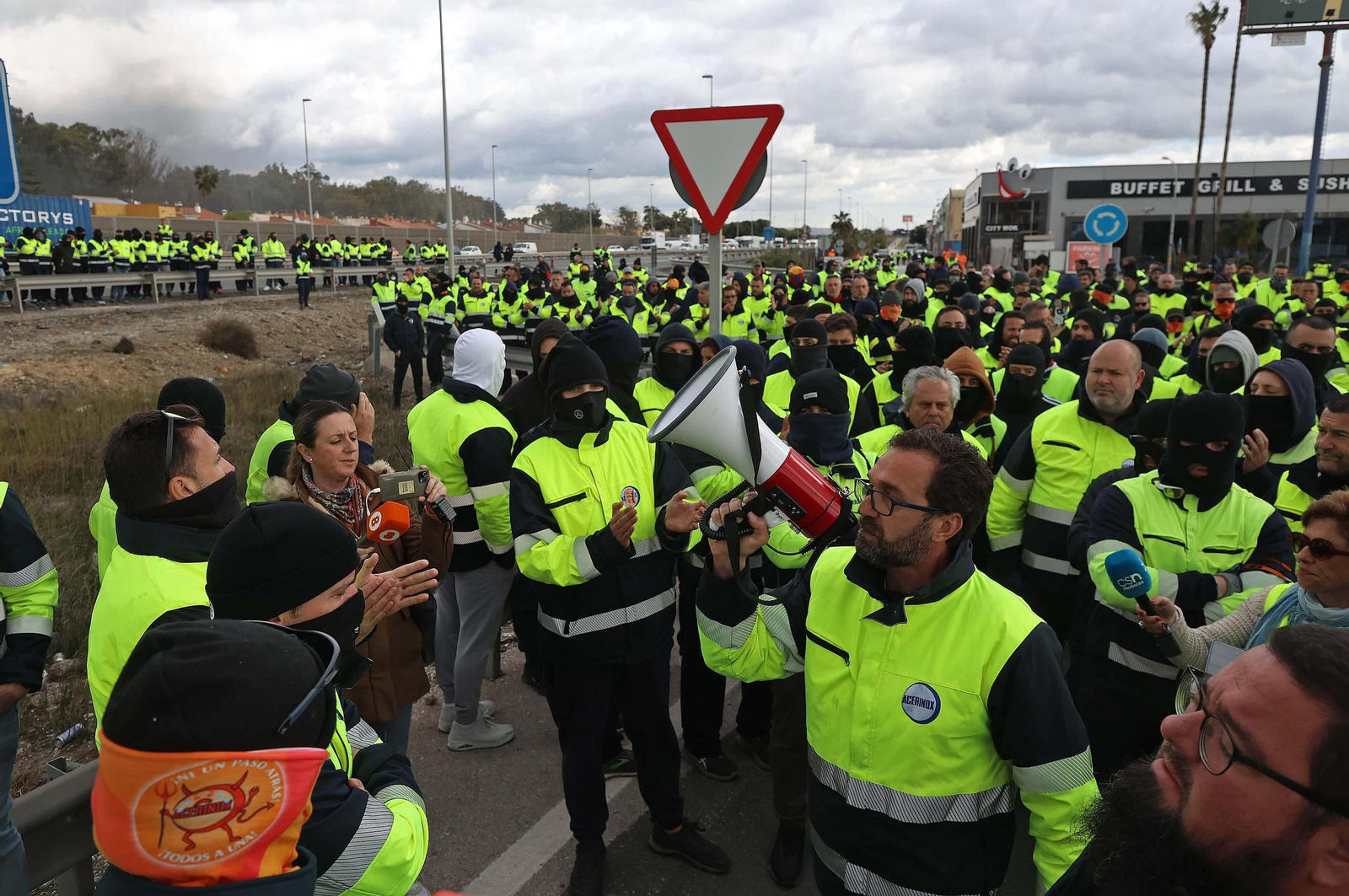 Imágenes del corte de la A7 por los huelguistas de Acerinox tras las negociaciones en el Consejo Andaluz de Relaciones Laborales