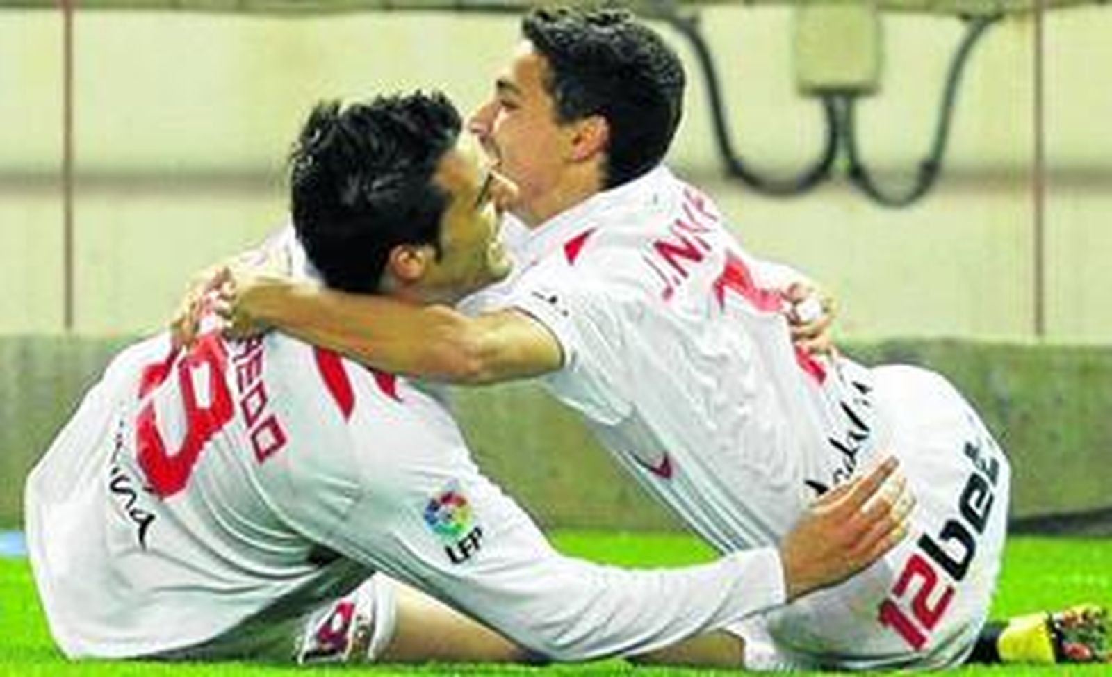 Negredo y Jesús Navas se abrazan en el suelo tras uno de los goles del primero al Valencia hace varias jornadas.