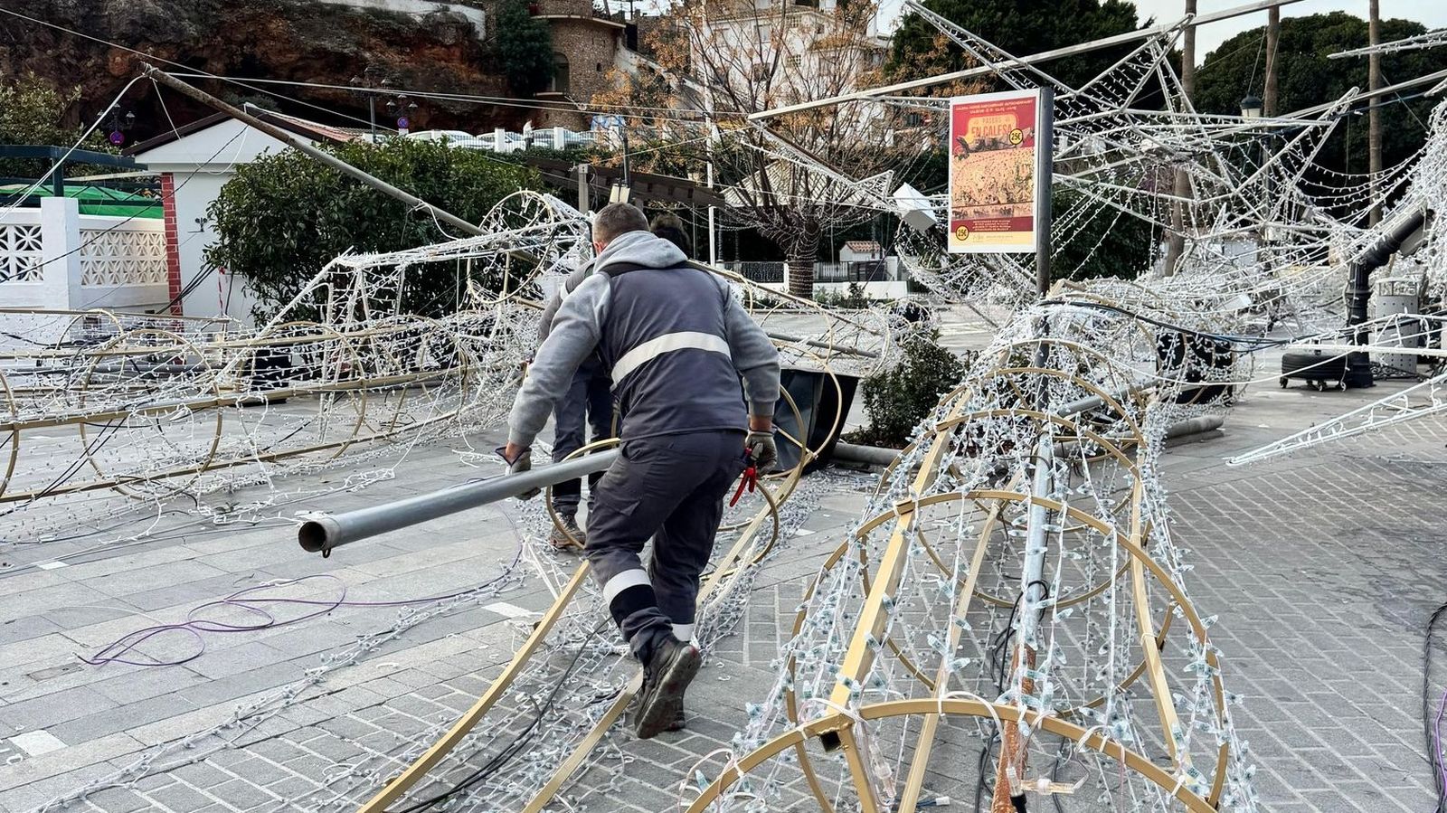 Un operario retira la estructura caída en Mijas