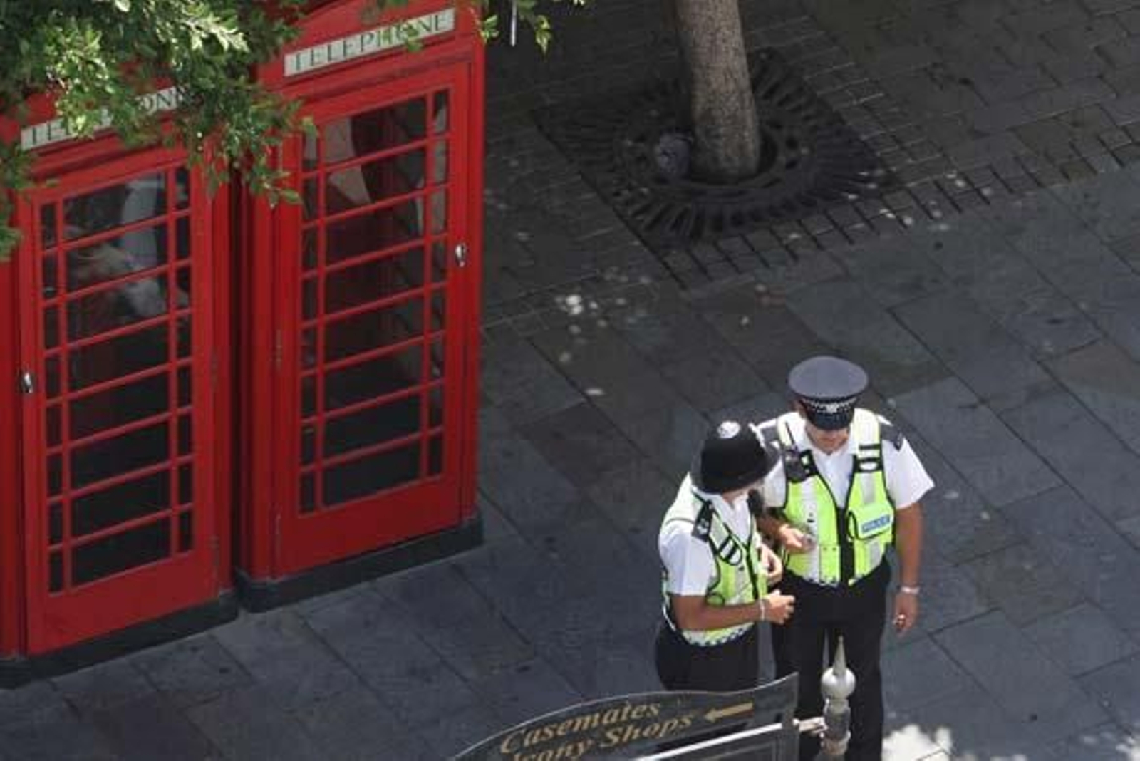 La policía inspecciona la zona y  la acordona 

Foto: Paco Guerrero