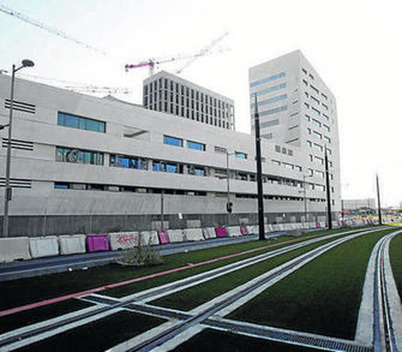 1. La presidenta de la Junta fecha en el último tramo de 2014 la puesta en marcha de la línea Maracena-La Caleta. Tendría que haber empezado a funcionar en 2012. 2. 2012 era también la fecha prevista para inaugurar el hospital del PTS. Su  apertura será en 2014. 3. Después de once años de obras el antiguo Hospital Militar se inaugurará el próximo año  4. El mercado también se rehabilitará. 5. El Centro Lorca a punto antes del verano.