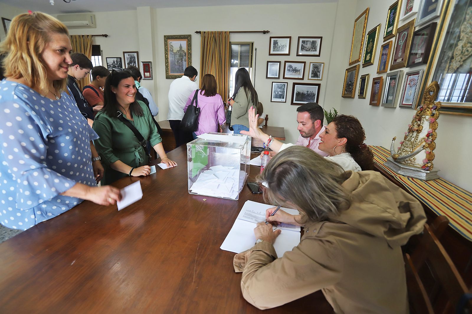 Imágenes del ambiente en las votaciones de la Hermandad del Rocío de Huelva