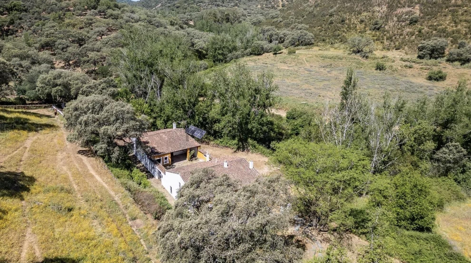 Así es el exclusivo cortijo que se vende en un pueblo de Huelva: Tiene una cascada y cuesta casi un millón de euros