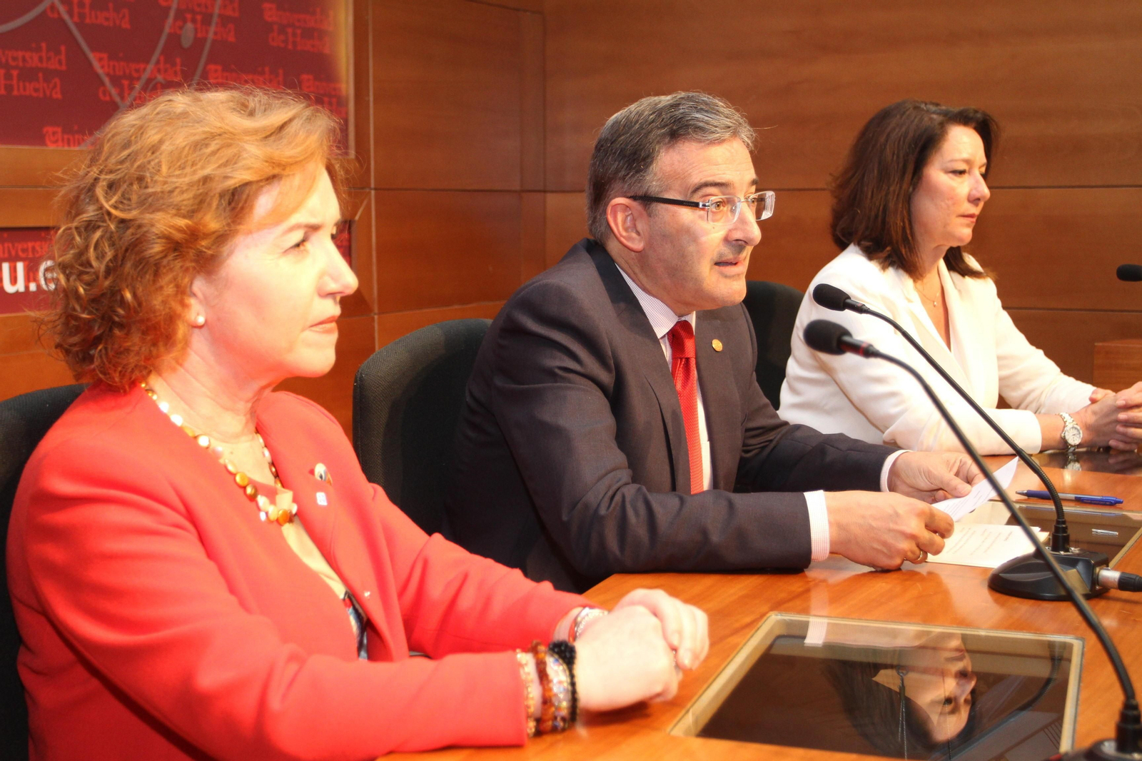 El rector de la Universidad de Huelva, Francisco Ruiz -en el centro de la imagen- ayer realizando el balance.