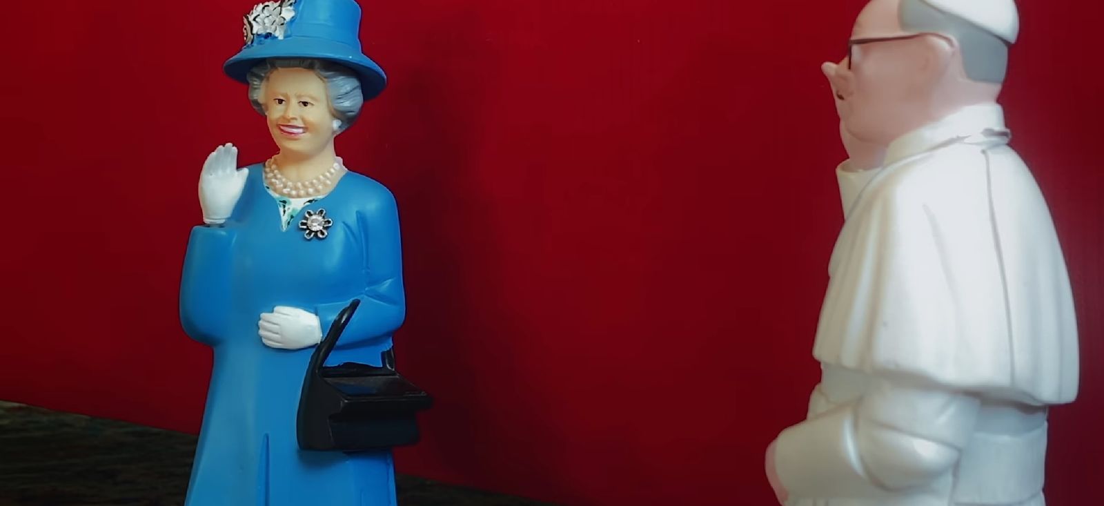 Las figuras de la Reina Isabel y el Papa Francisco protagonizan el corto de Sorrentino.
