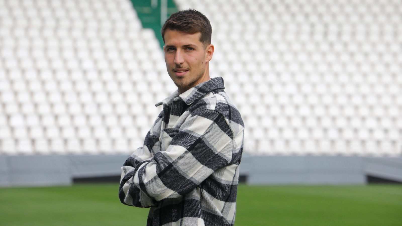 Pedro Ortiz posa sobre el césped de El Arcángel antes de su entrevista con el Día de Córdoba.