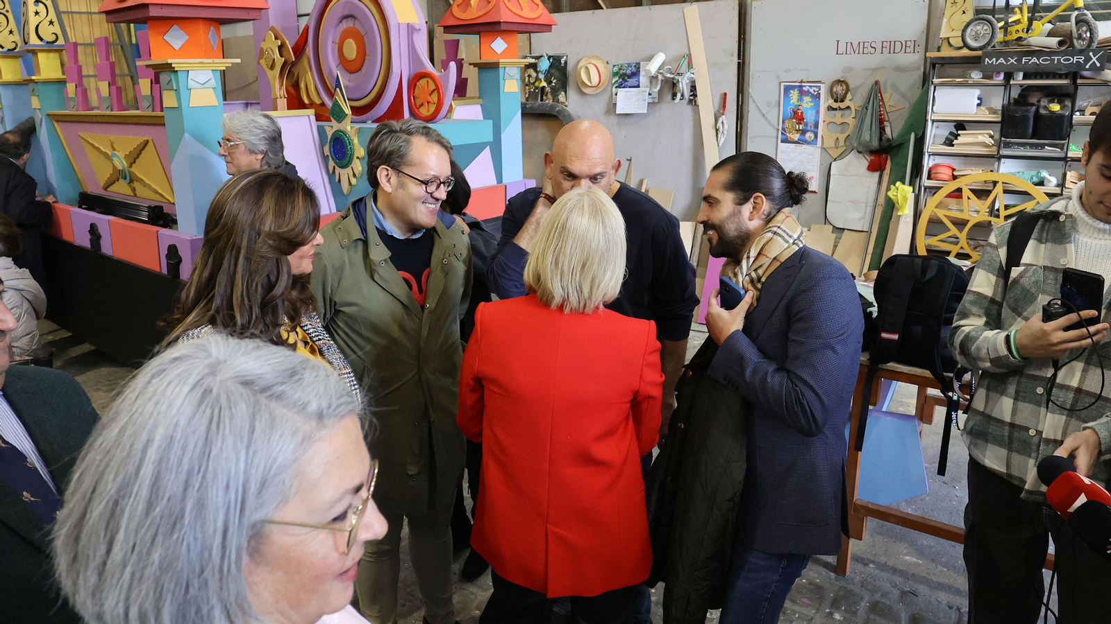 Los Reyes Magos visitan sus carrozas en el taller de Fiestas de Jerez
