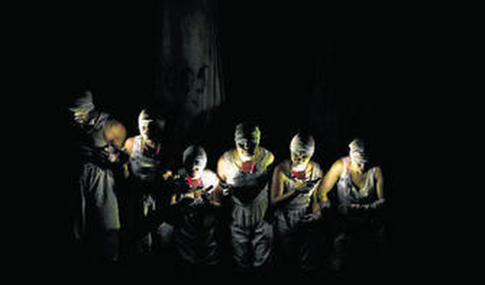 Una escena de 'Muerte, Resurrección y Muerte', el montaje que se estrena mañana en Bogotá, durante un ensayo.