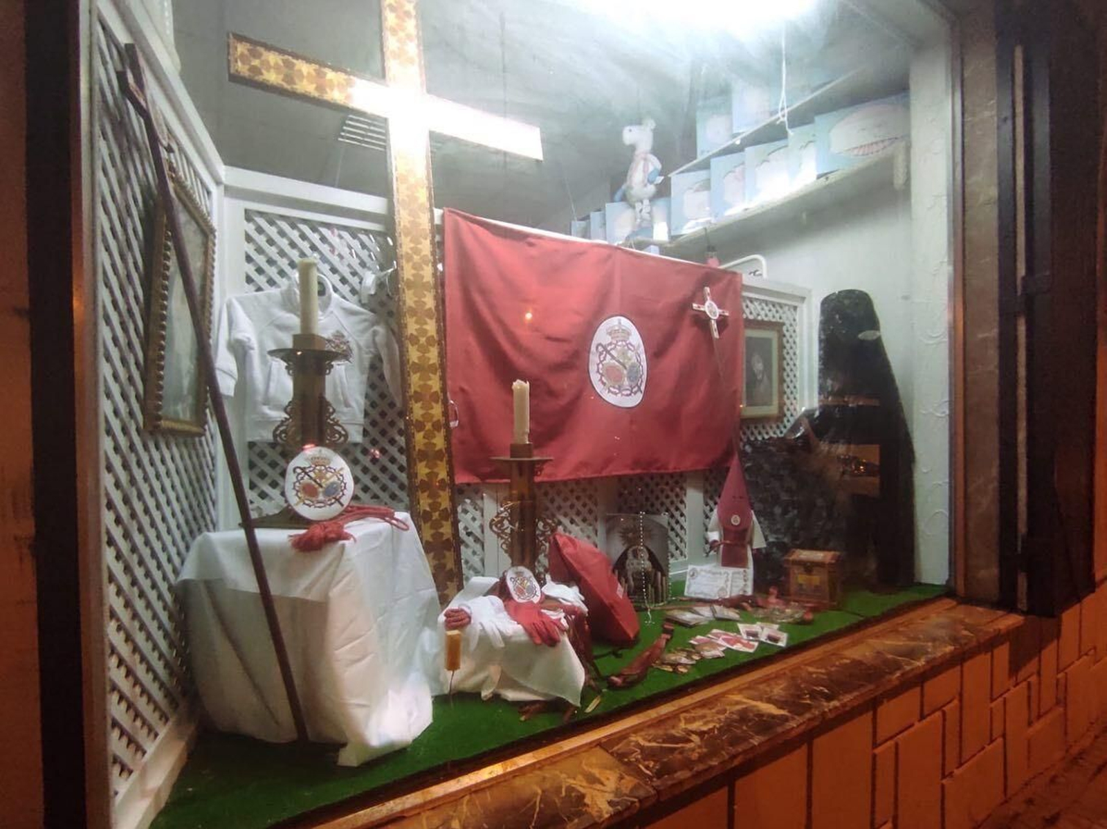 La Semana Santa llena el escaparate de la Mercería Isabelita de Las Colinas, en Algeciras