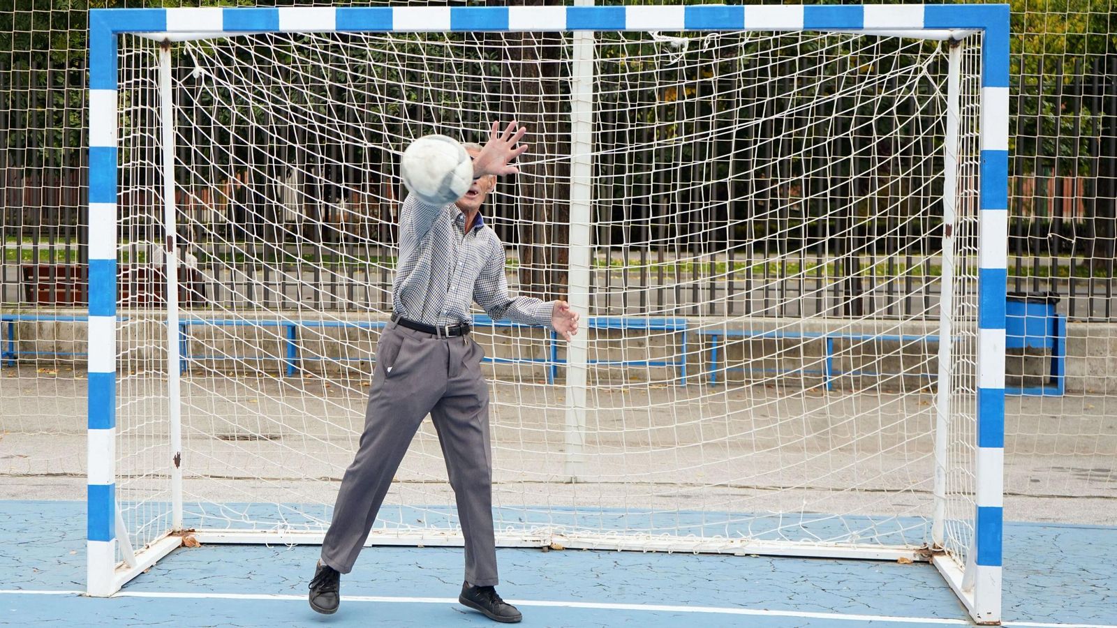 "Paquillo" detiene un balón dirigido hacia el interior de la portería