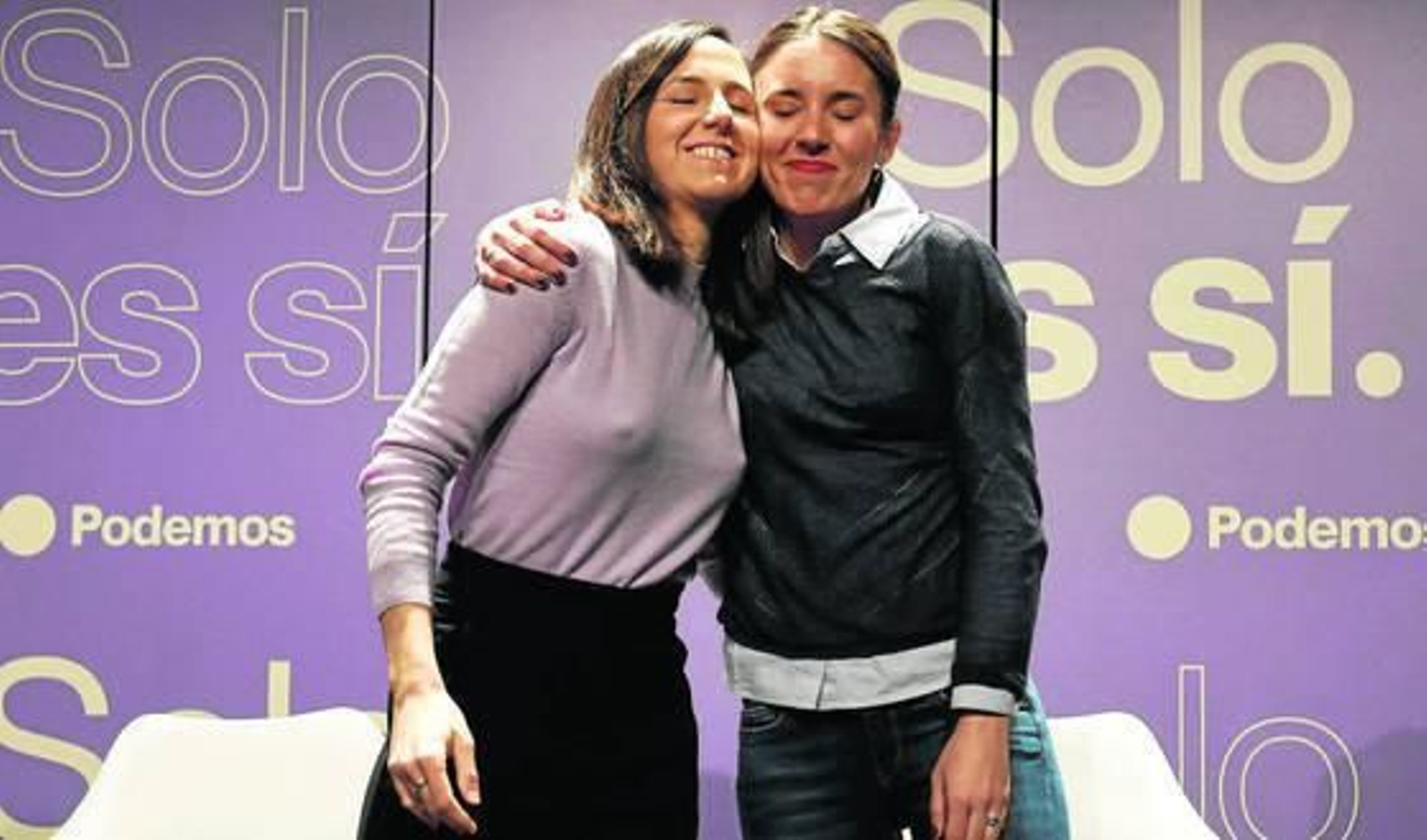 Ione Belarra e Irene Montero se abrazan durante el acto de Podemos en el Círculo de Bellas Artes de Madrid.