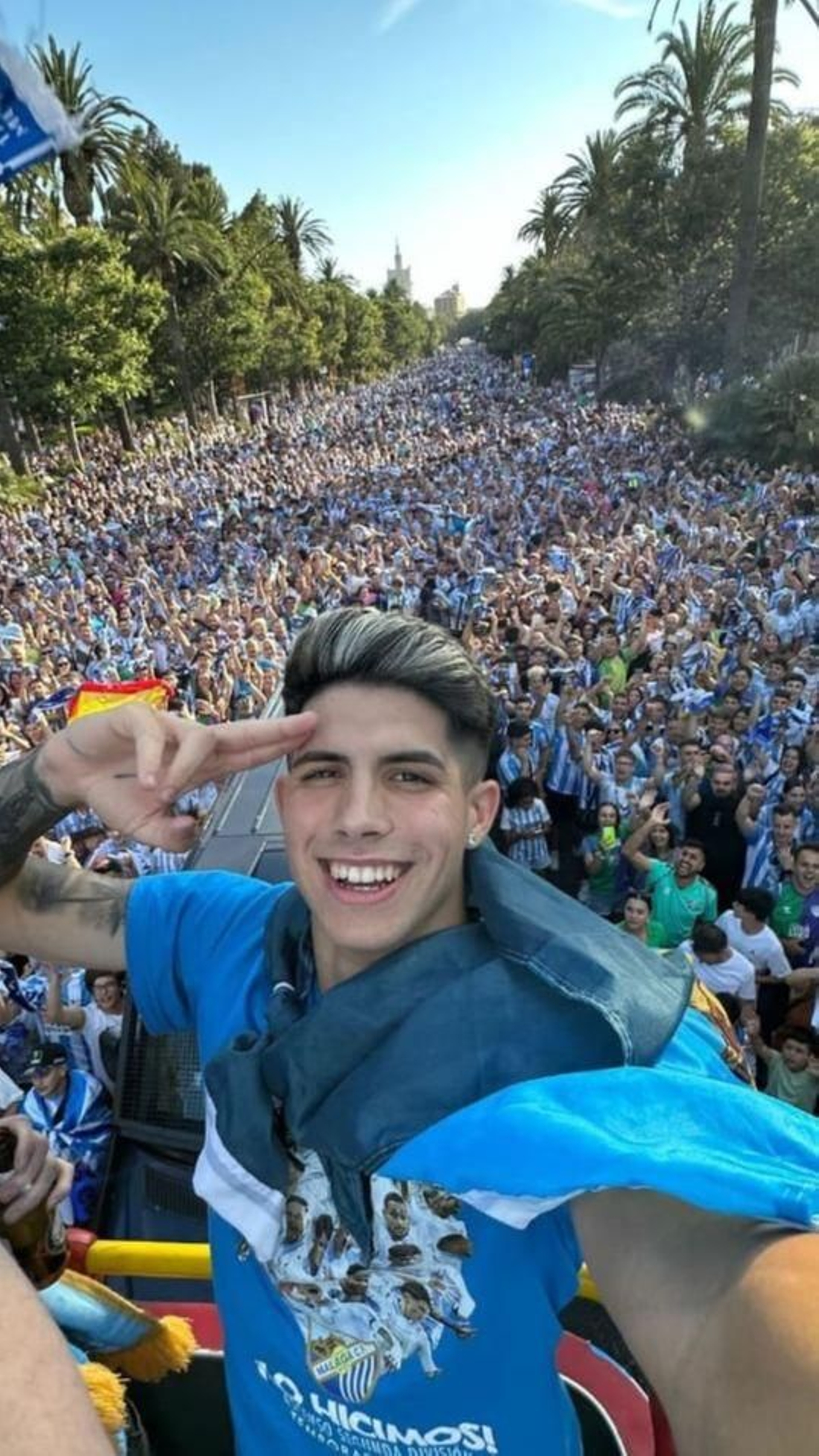 Cordero celebra el ascenso con la afición en el autobús descapotable en el que recorrieron las calles de Málaga.