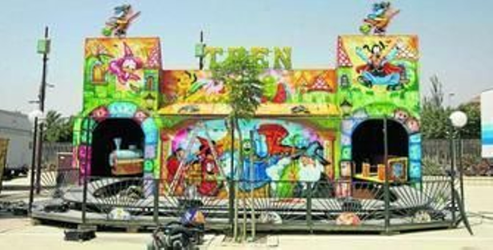 El tren de la bruja, un año más en el recinto ferial para despertar la risa de los niños gracias a sus míticos escobazos.