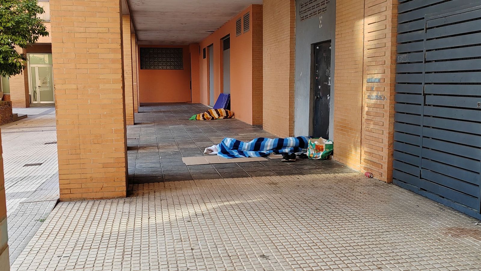 Varias personas duermen en una calle de la capital onubense.