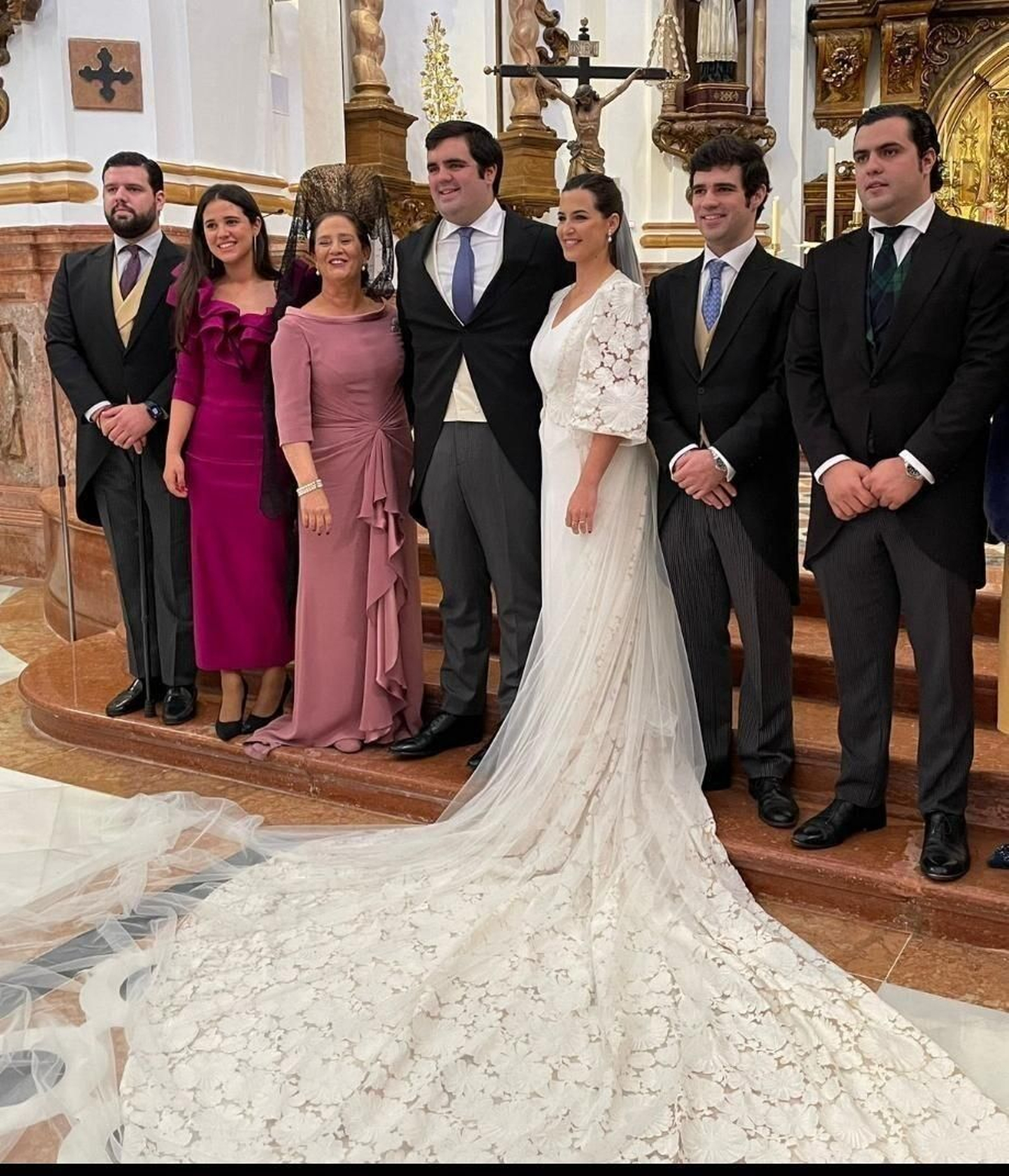 Borja y Rocío Gómez Mendoza, Rocío Mendoza, Luis Gómez, María de Hoyos e Iñigo y Miguel Gómez Mendoza, tras finalizar la ceremonia.