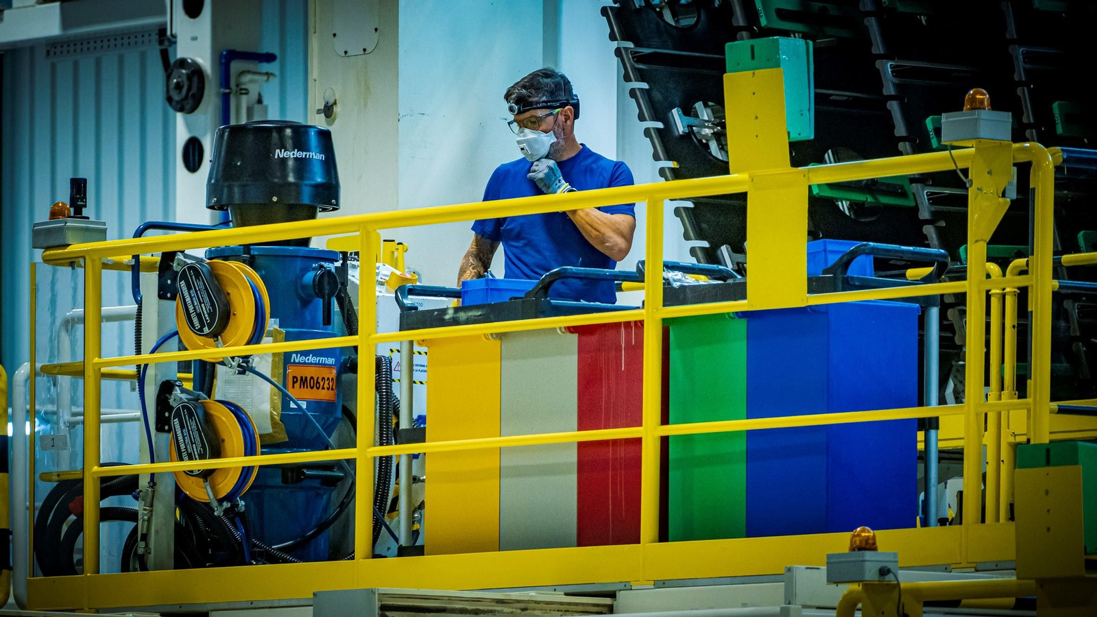 Trabajos en la línea de producción del A350 en la planta de Airbus Cádiz.