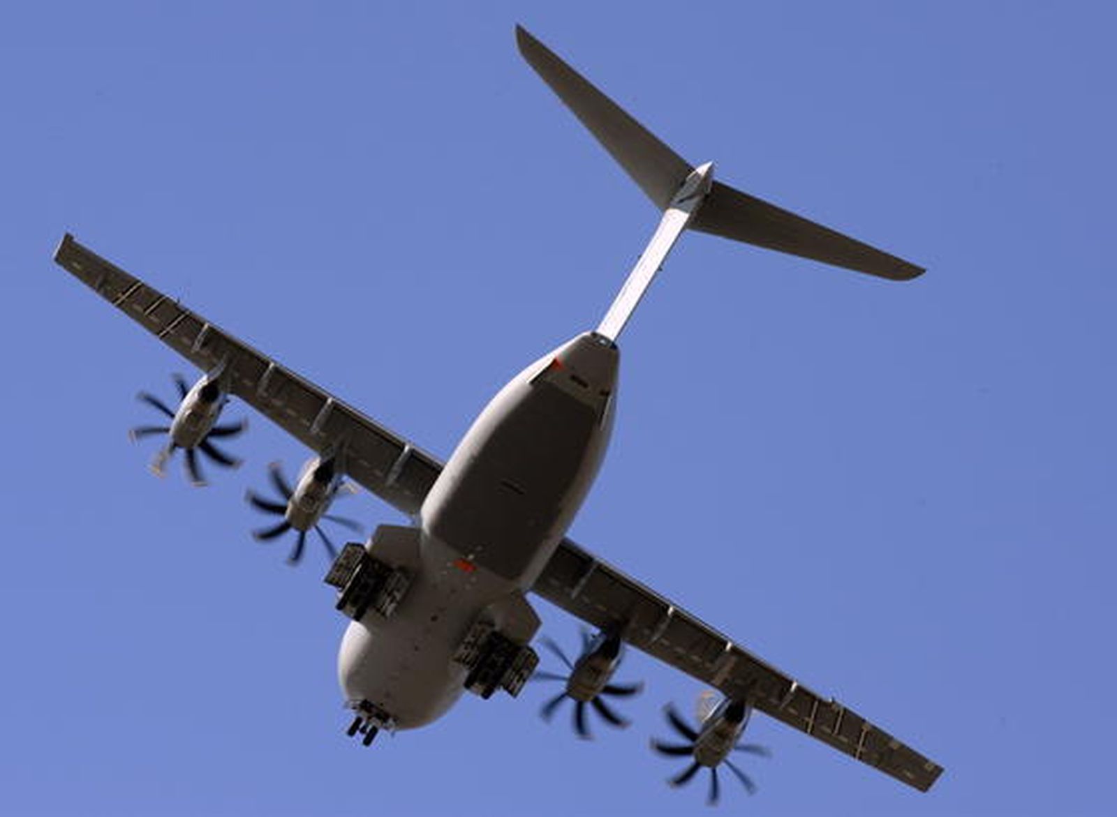 El presidente de EADS, Louis Gallois, acompañado del presidente de Airbus, Thomas Enders y el presidente de la división militar del fabricante europeo de aviones, Domingo Urena-Raso, ha fijado el 31 de enero de 2010 como fecha final para las negociaciones con los gobiernos europeos.  Foto: Agencias/ Jose Ángel García