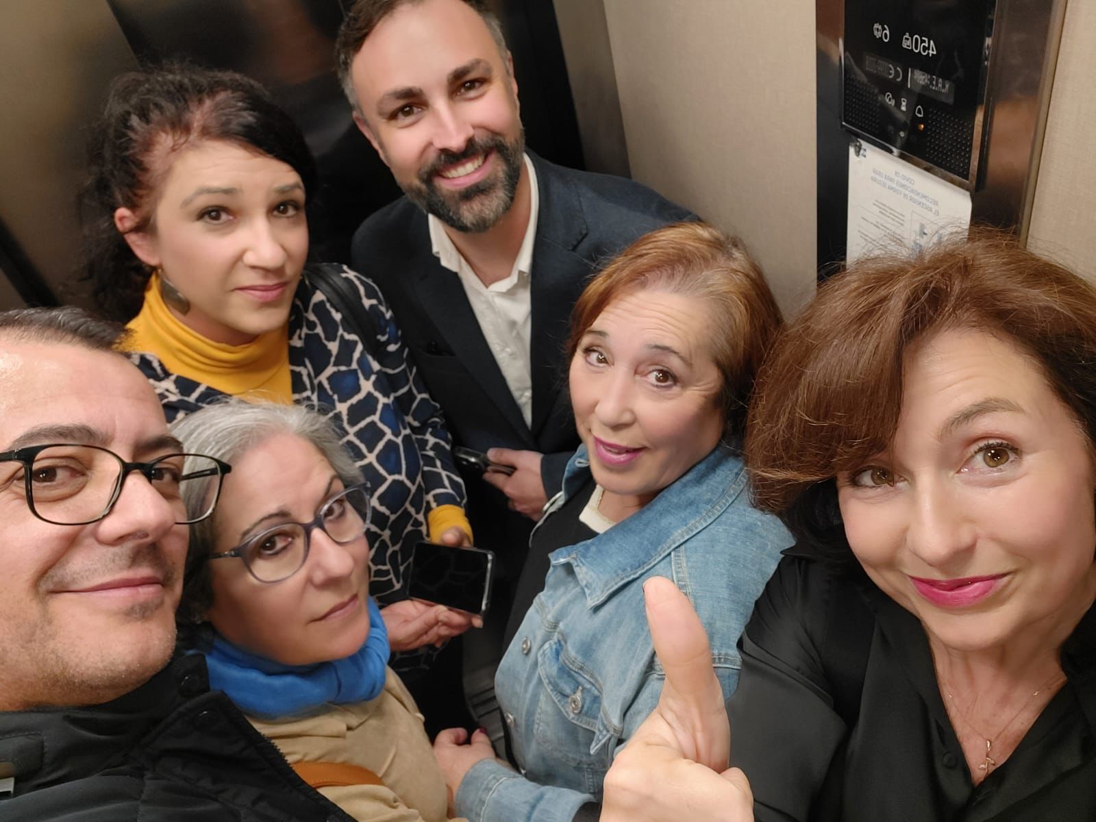 Los seis ediles encerrados en el ascensor del Ayuntamiento.