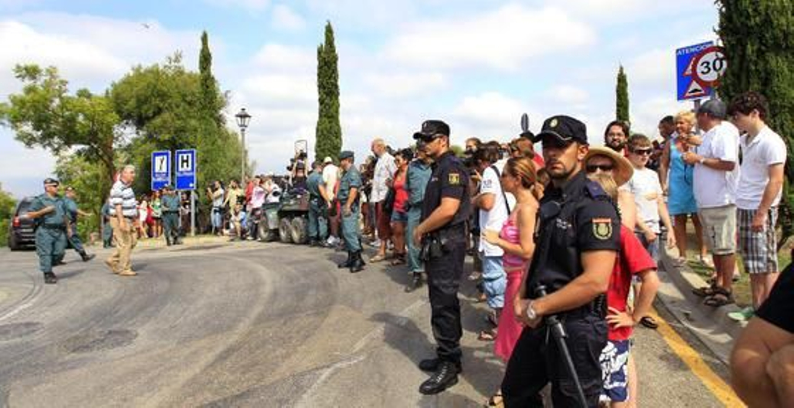 Michelle Obama y su hija pequeña Sasha ya descansan en la Costa del Sol./ SERGIO CAMACHO