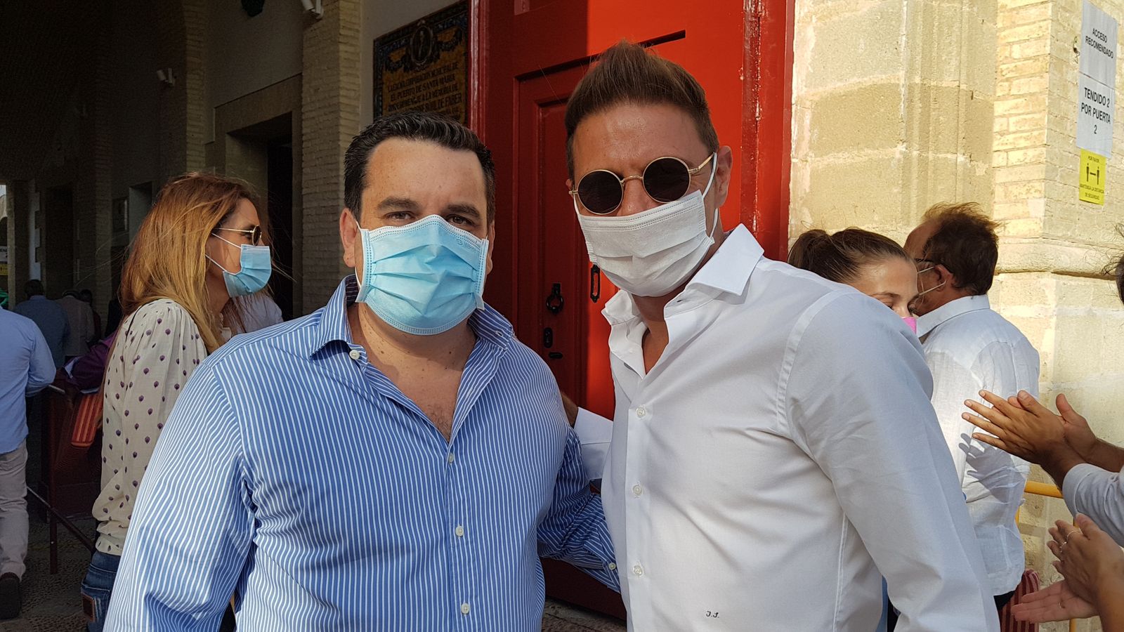 El concejal Curro Martínez, con el futbolista Joaquín Sánchez, en la puerta de la Plaza de Toros de El Puerto en el verano de 2020.