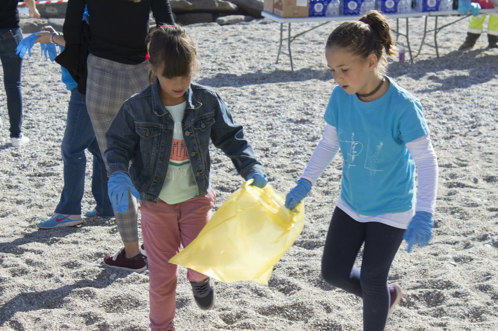 Alumnos del CEIP Federico García Lorca de Carboneras limpian las playas del municipio.
