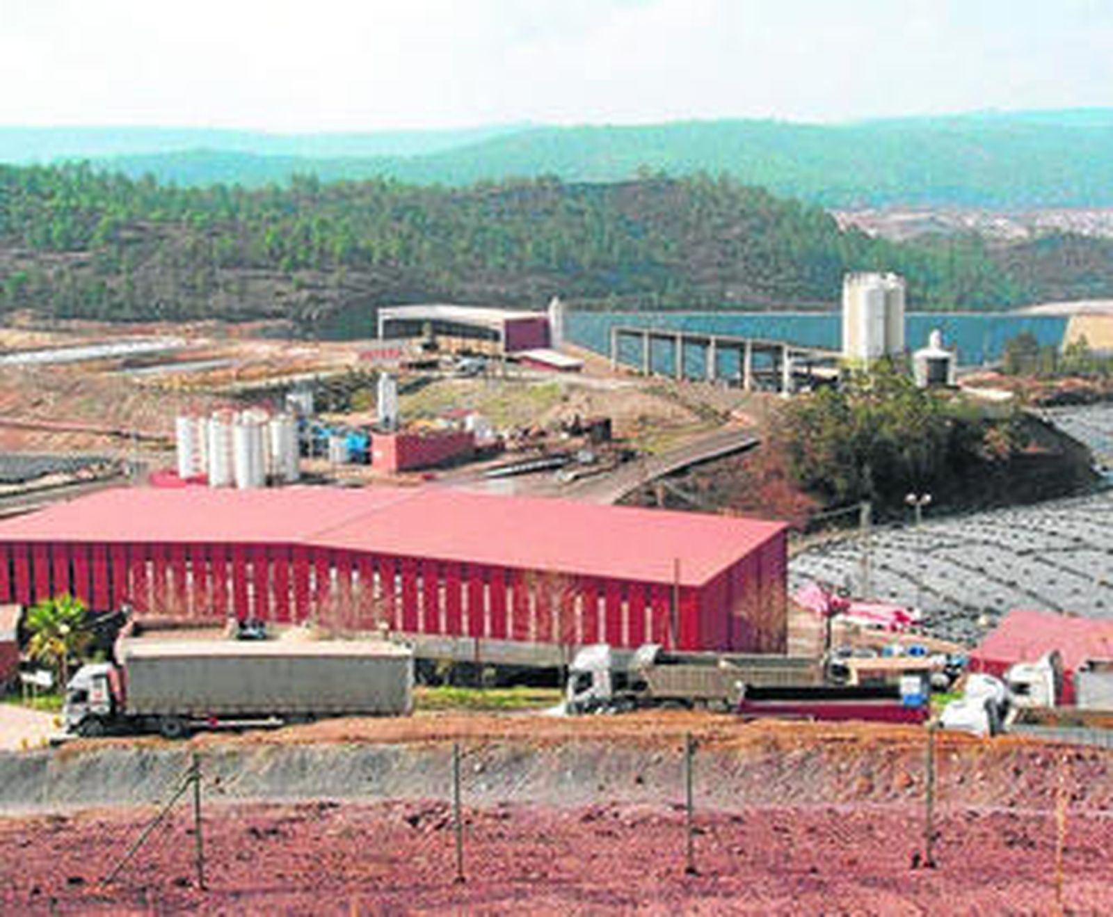 Instalaciones de Befesa en Zarandas (Nerva), con varios camiones esperando la descarga.