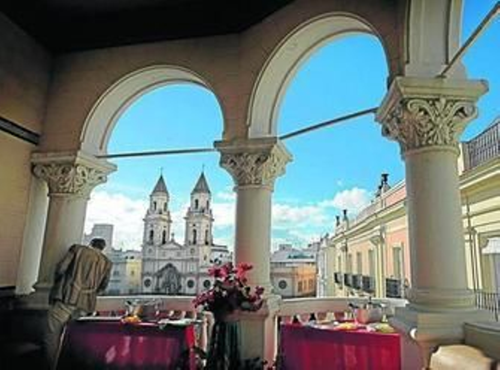 Las torres de la iglesia de San Antonio vista desde la terraza a la casa-palacio.