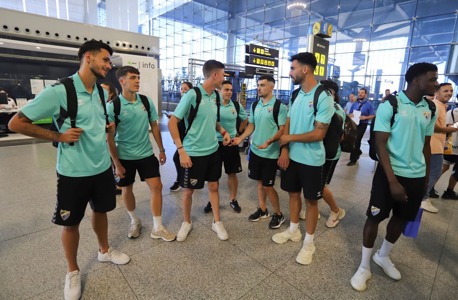 El espectacular preámbulo en el aeropuerto con la afición