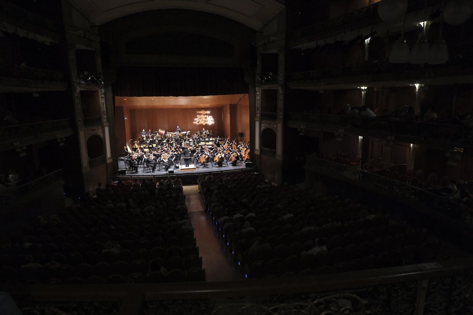 El concierto de la Orquesta Joven de Andalucía y María Esther Guzmán en el Festival de la Guitarra de Córdoba, en imágenes